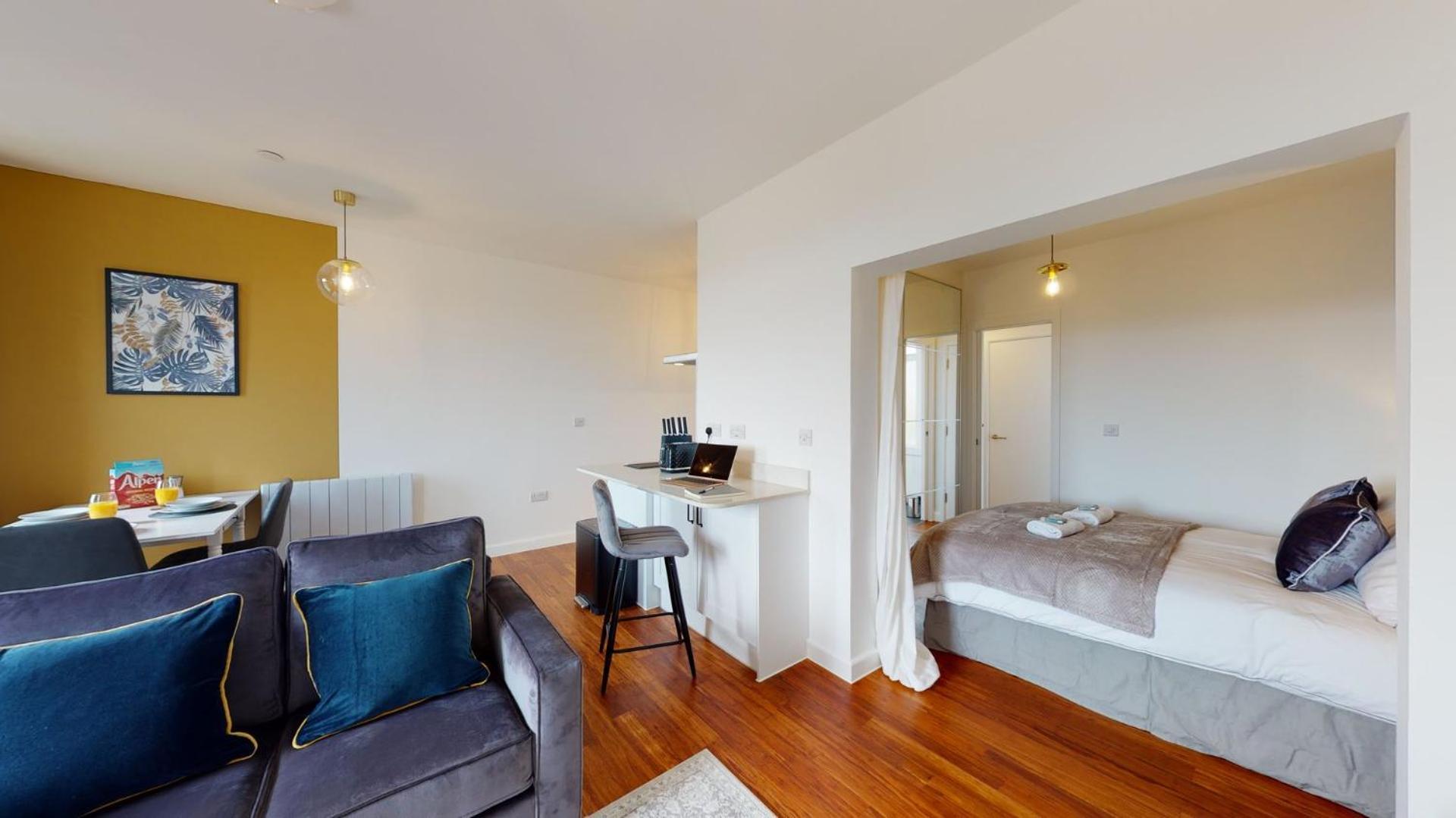 Studio Apartment With 65" Smart Tv Newport  Exterior photo