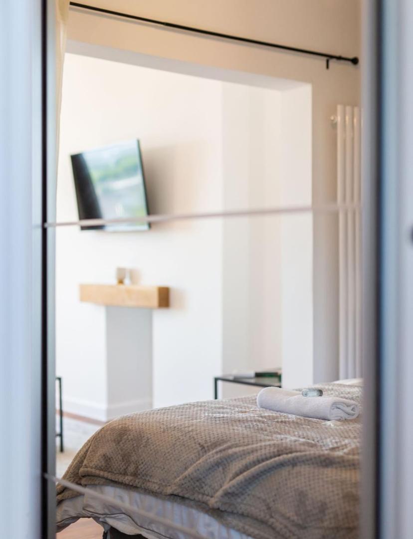 Studio Apartment With 65" Smart Tv Newport  Exterior photo