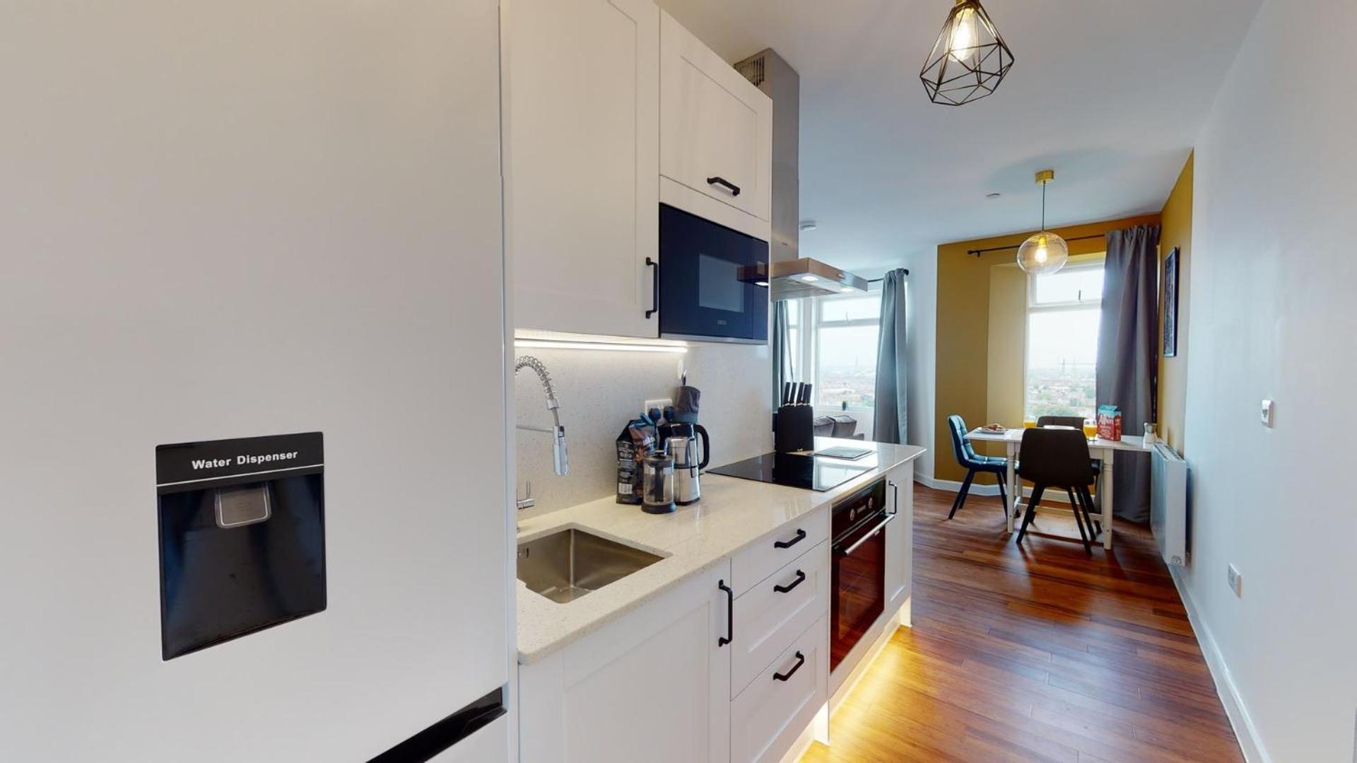 Studio Apartment With 65" Smart Tv Newport  Exterior photo