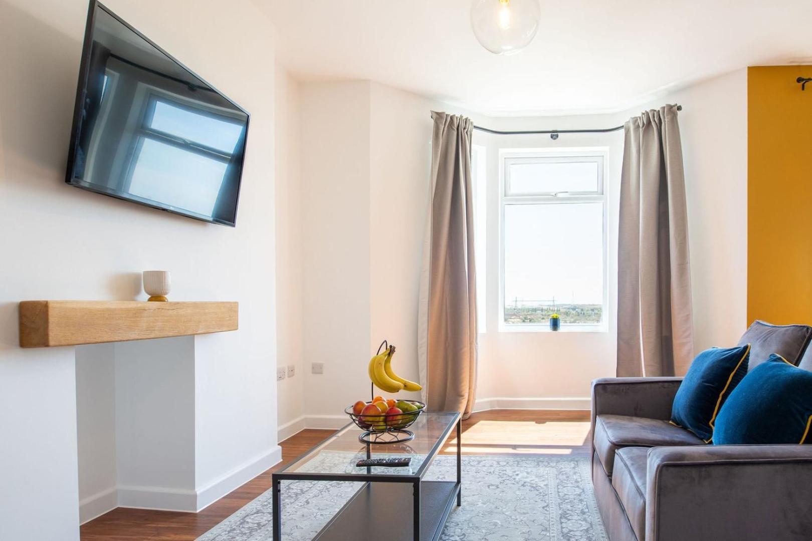 Studio Apartment With 65" Smart Tv Newport  Exterior photo