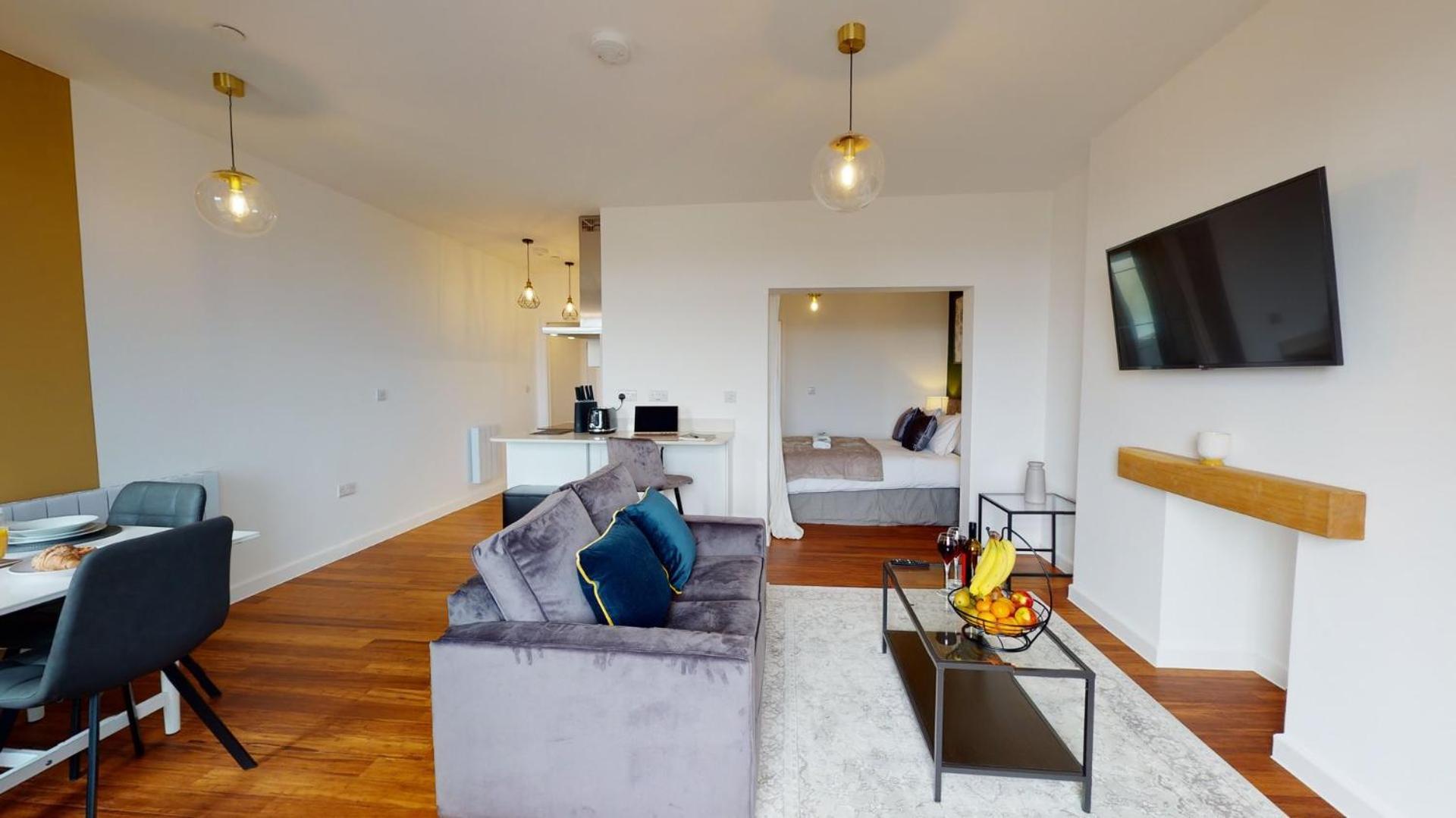 Studio Apartment With 65" Smart Tv Newport  Exterior photo
