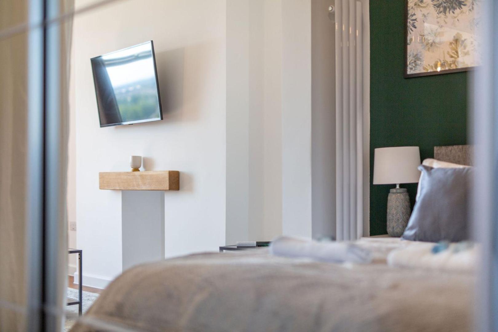 Studio Apartment With 65" Smart Tv Newport  Exterior photo