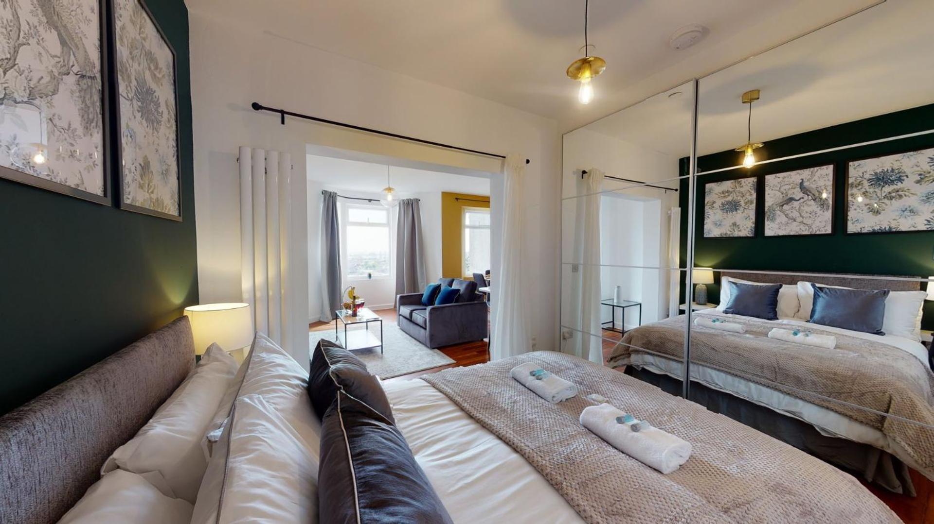 Studio Apartment With 65" Smart Tv Newport  Exterior photo
