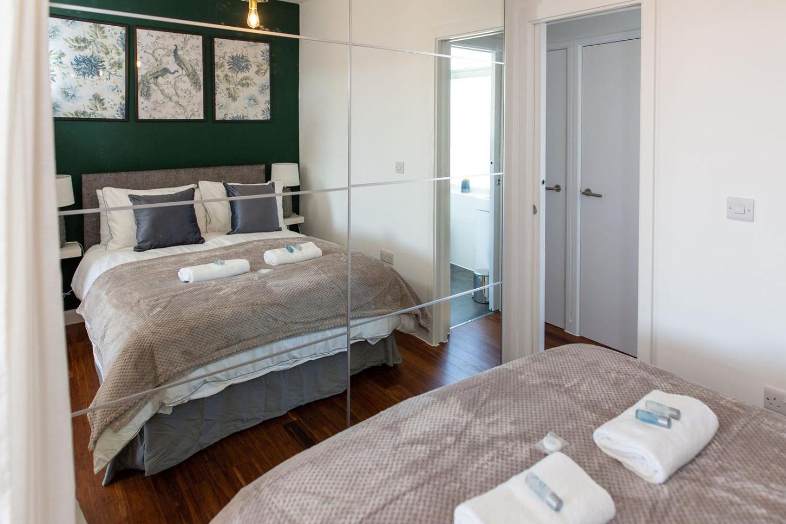 Studio Apartment With 65" Smart Tv Newport  Exterior photo