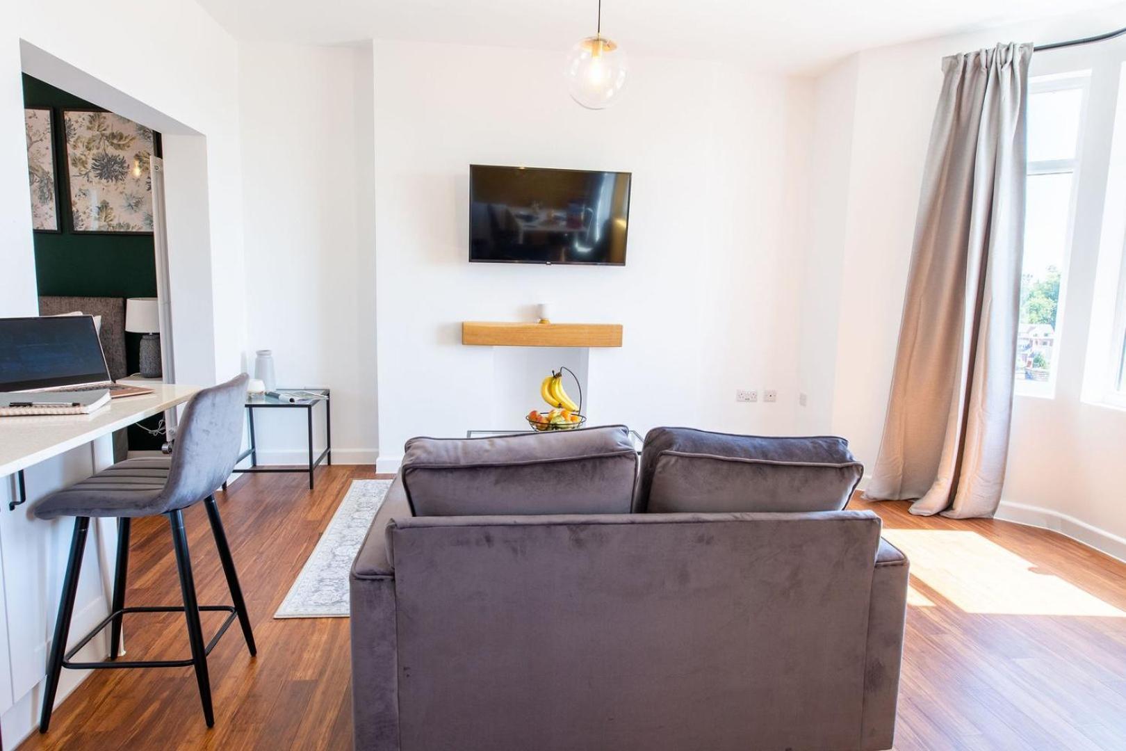 Studio Apartment With 65" Smart Tv Newport  Exterior photo
